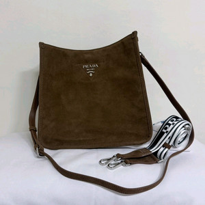 새상품> P 스웨이드숄더백