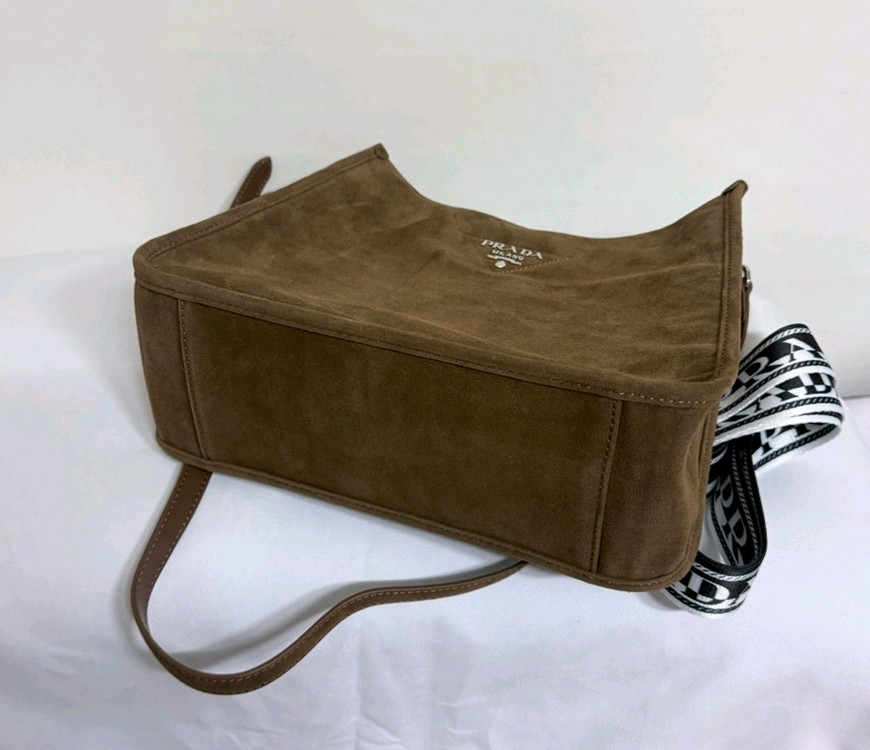 새상품> P 스웨이드숄더백--1