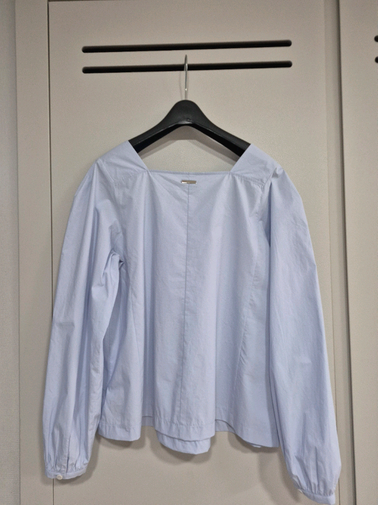 (택채새상품) 아티드 스퀘어넥 스트랩 블라우스--1