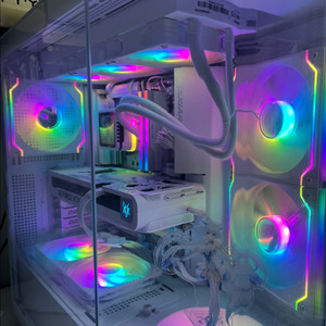 컴퓨터 본체 화이트 세트 7800x3d. RTX 5070ti, 램 32gb, ssd 2tb 팝니다.