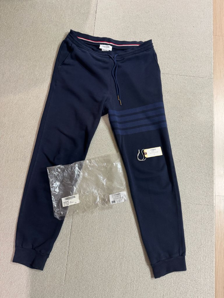 정품(상태조아요,3)톰브라운 남성 토널 사선완장 스웨트팬츠 네이비 남성 바지 MJQ008A 06910 415 이미지