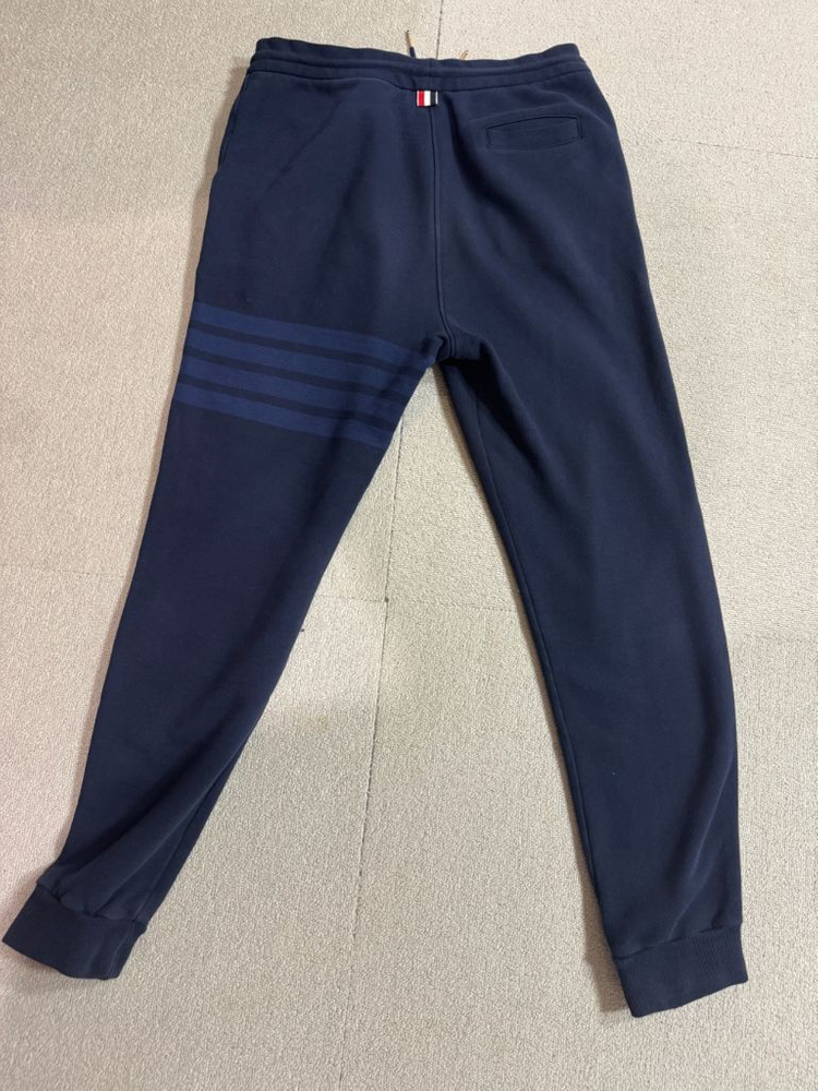 정품(상태조아요,3)톰브라운 남성 토널 사선완장 스웨트팬츠 네이비 남성 바지 MJQ008A 06910 415 이미지