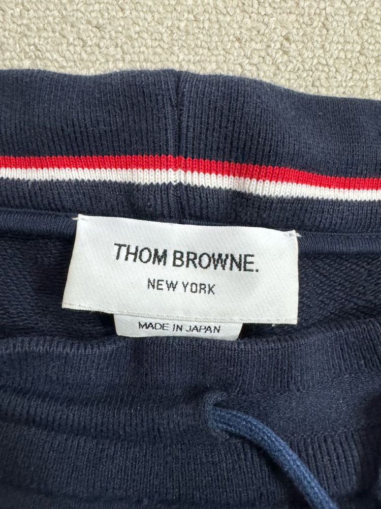 정품(상태조아요,3)톰브라운 남성 토널 사선완장 스웨트팬츠 네이비 남성 바지 MJQ008A 06910 415 이미지