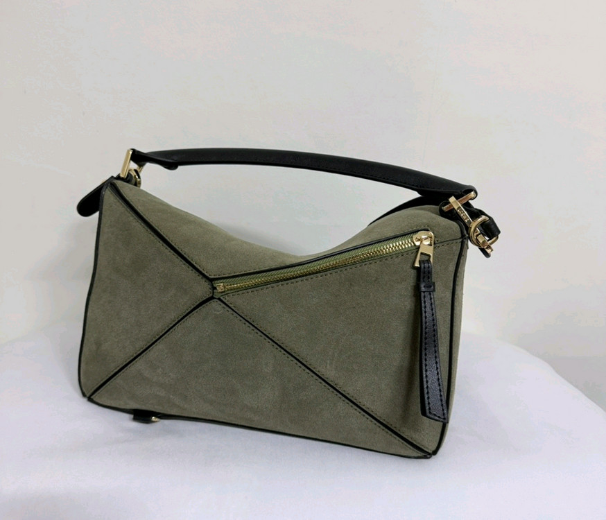 새상품 > 로에베 스웨이드퍼즐백--1