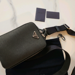 프라다 사피아노 레더 슬링백