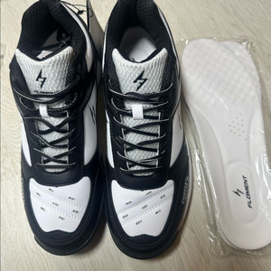 플로먼트 배드민턴화