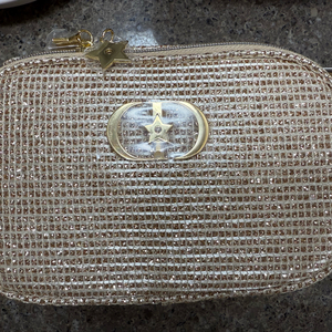 디올뷰티 홀리데이 파우치 판매해요.