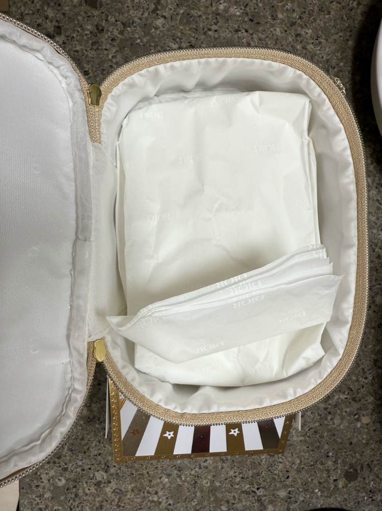 디올뷰티 홀리데이 파우치 판매해요.--1