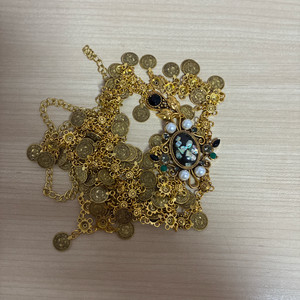 금색 장식 허리띠