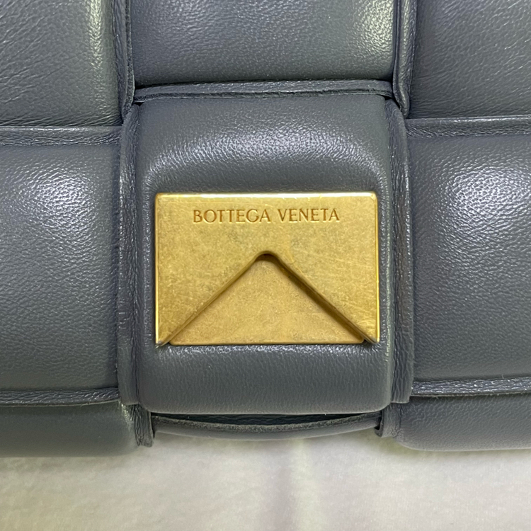 보테가베네타 패디드 카세트백(썬더)--1