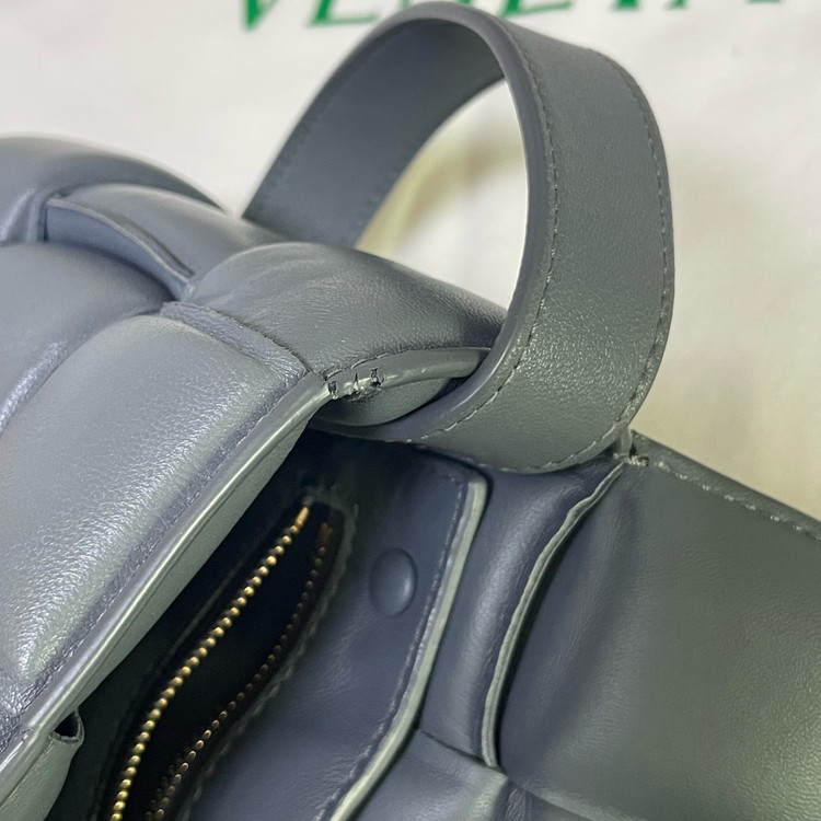 보테가베네타 패디드 카세트백(썬더)--7