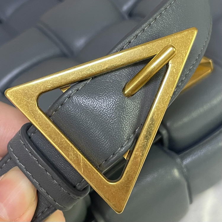 보테가베네타 패디드 카세트백(썬더)--9