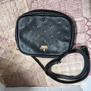 스터드 장식 미니 크로스백 제이 에스티나