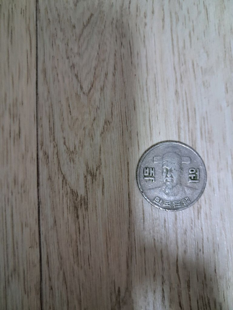 1973년 100원 동전 60000원에판매해요 이미지