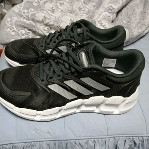 미사용 신품 아디다스 러닝화 블랙 판매합니다사이즈는 265mm입니다