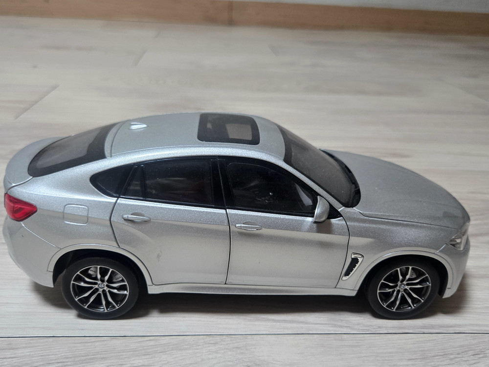 1:18 노레브 x6m 다이캐스트--1