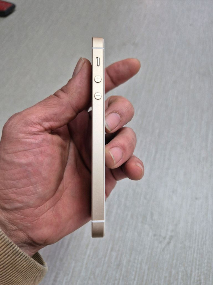 아이폰 SE 1세대 골드 A급 아이폰 5 싸게드려요--3