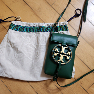 (미사용)토리버치 그린색상의 미니 크로스백