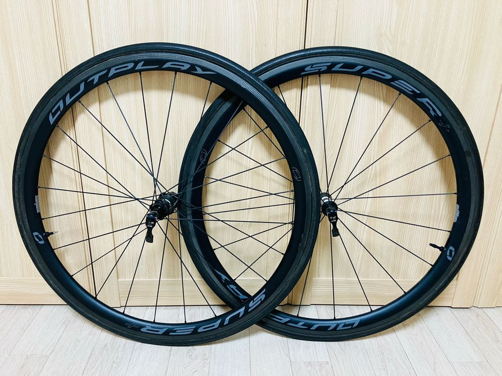아웃플레이 슈퍼+(플러스) 풀카본 휠셋. 디티스위스 스트레이트풀350 허브이고 튜블러 뚱림에 림브레이크용--1
