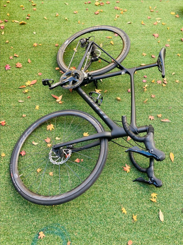 자이언트 TCR 어드밴스 풀카본 디스크로드에 풀카본 휠셋으로 업그레이드 한 모델입니다.--1