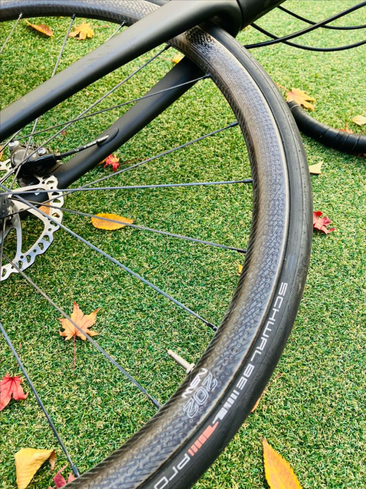 자이언트 TCR 어드밴스 풀카본 디스크로드에 풀카본 휠셋으로 업그레이드 한 모델입니다.--2