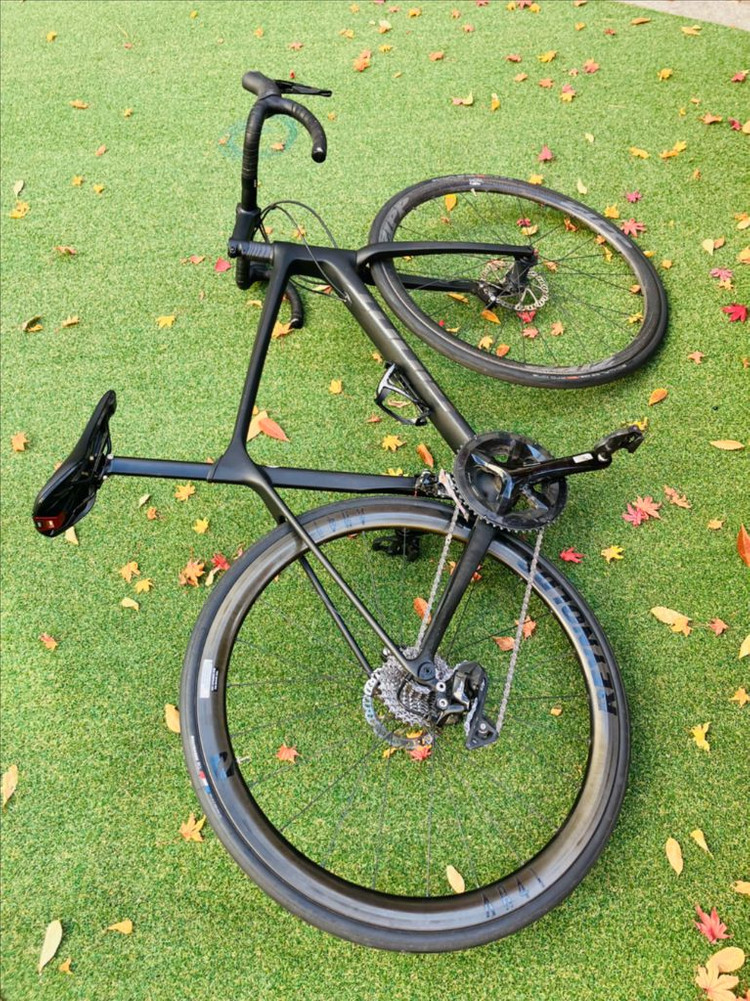 자이언트 TCR 어드밴스 풀카본 디스크로드에 풀카본 휠셋으로 업그레이드 한 모델입니다.--4