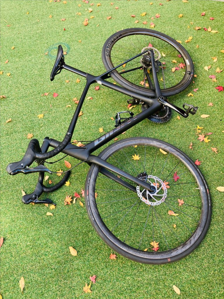자이언트 TCR 어드밴스 풀카본 디스크로드에 풀카본 휠셋으로 업그레이드 한 모델입니다.--6