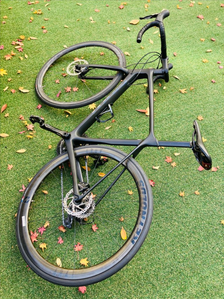 자이언트 TCR 어드밴스 풀카본 디스크로드에 풀카본 휠셋으로 업그레이드 한 모델입니다.--7