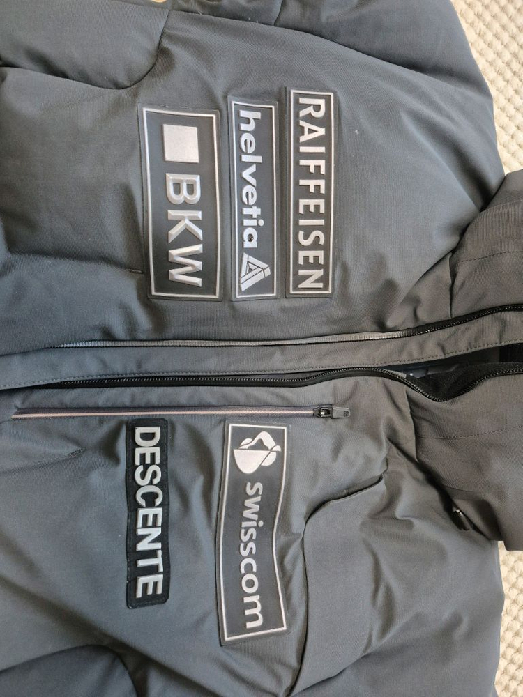 데상트 아우디패딩 판매합니다. 이미지