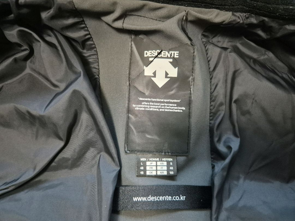 데상트 아우디패딩 판매합니다. 이미지