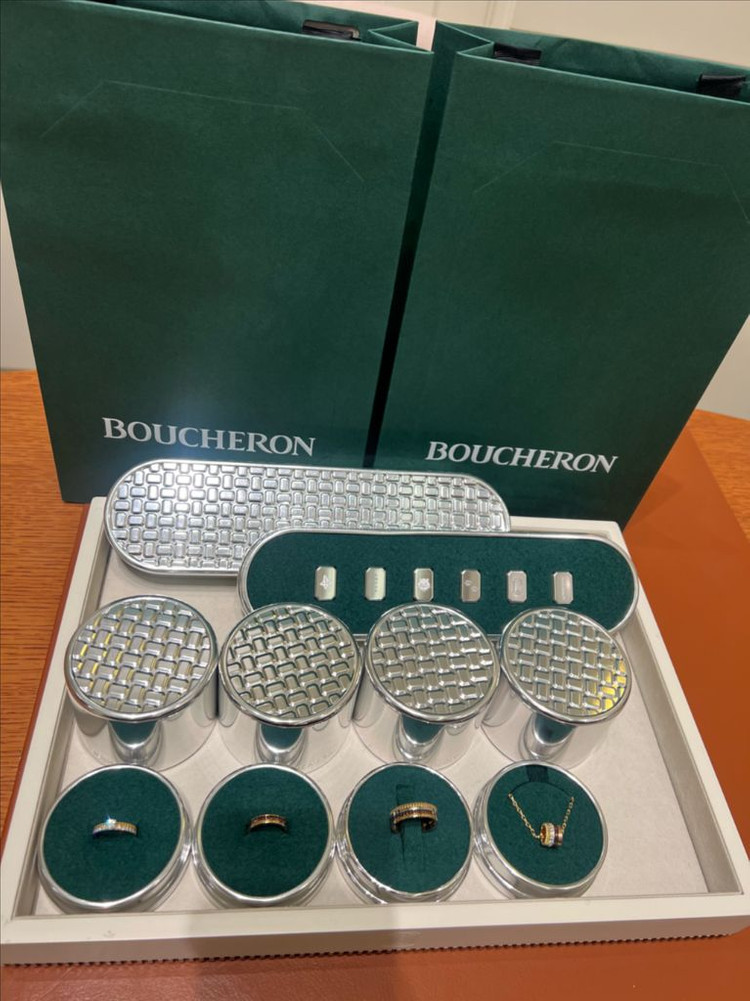 부쉐론 콰트로 기본 한개씩 반지 케이스 두세트 쇼핑백 두개 반지포함x--2