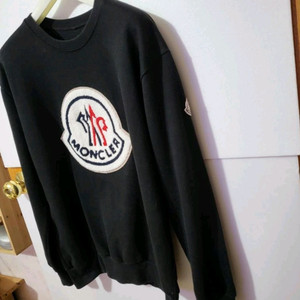 몽클레어 양털 빅로고 고급소재 맨투맨 블랙 95