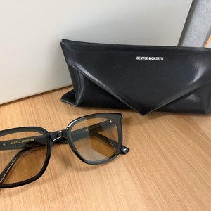 젠틀몬스터 릴리트 LILIT 선글라스 판매합니다.