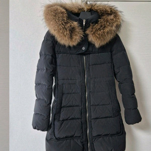 LINE 여성 패딩입니다블랙 색상에 라쿤털 후드가 달려있습니다- 사이즈 날씬 55입 이미지