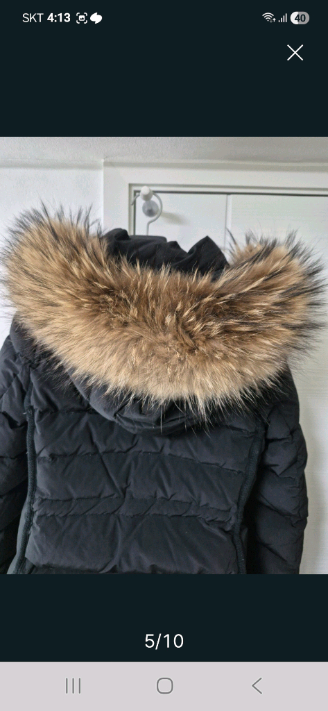 LINE 여성 패딩입니다블랙 색상에 라쿤털 후드가 달려있습니다- 사이즈 날씬 55입 이미지