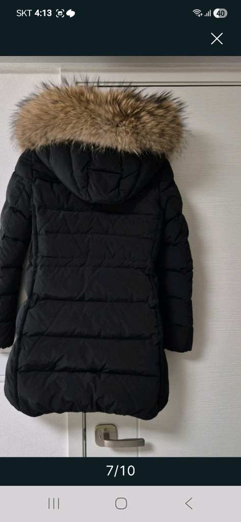 LINE 여성 패딩입니다블랙 색상에 라쿤털 후드가 달려있습니다- 사이즈 날씬 55입 이미지