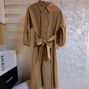 카멜 색상의 수입 셔츠형 벨티드 롱 원피스