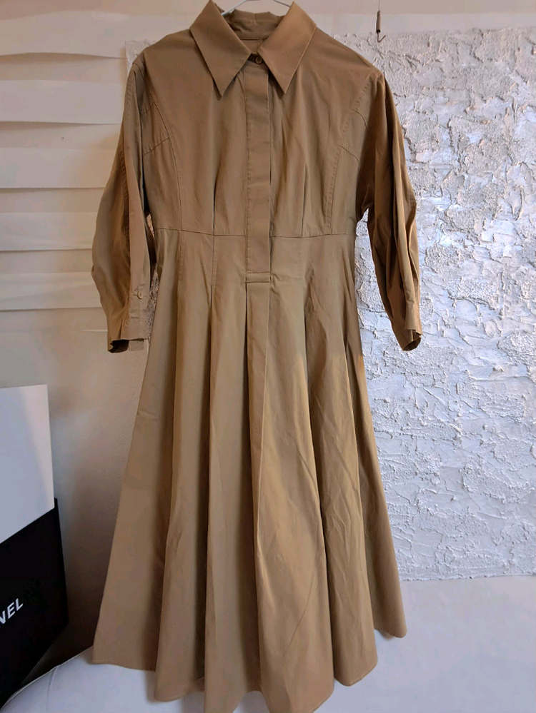 카멜 색상의 수입 셔츠형 벨티드 롱 원피스--2