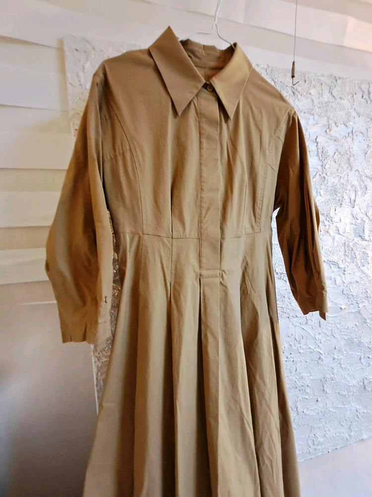 카멜 색상의 수입 셔츠형 벨티드 롱 원피스--3