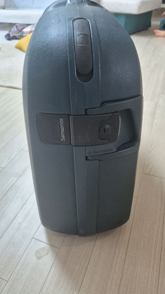 샘소나이트 하드쉘 캐리어 수트케이스 이미지