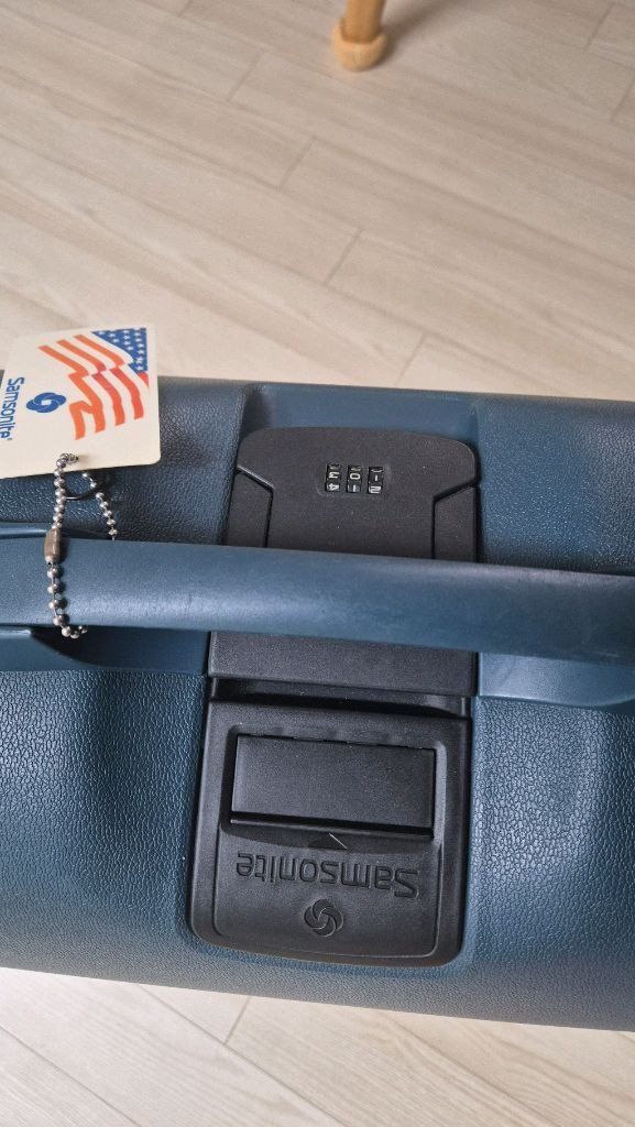 샘소나이트 하드쉘 캐리어 수트케이스 이미지