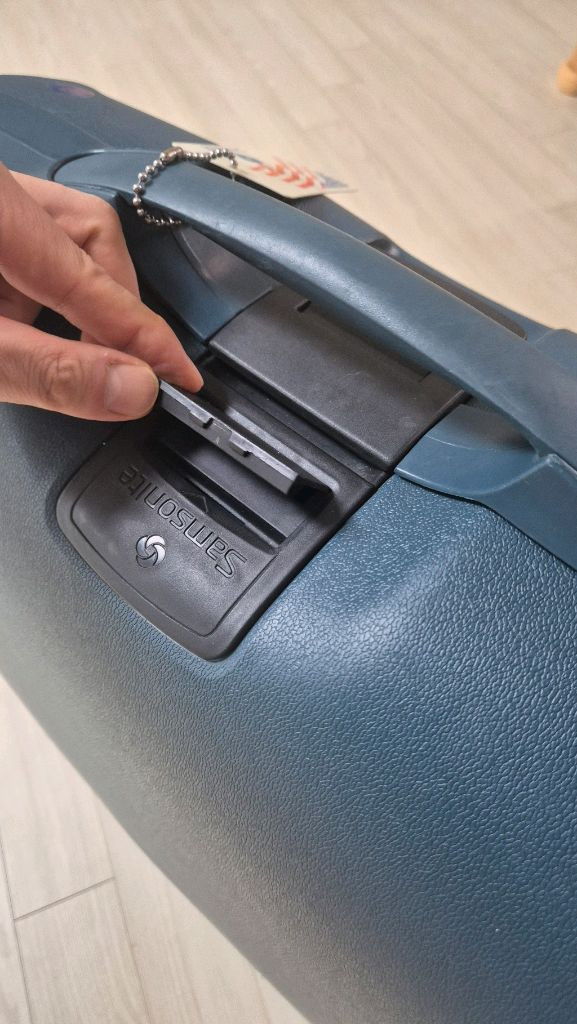 샘소나이트 하드쉘 캐리어 수트케이스 이미지