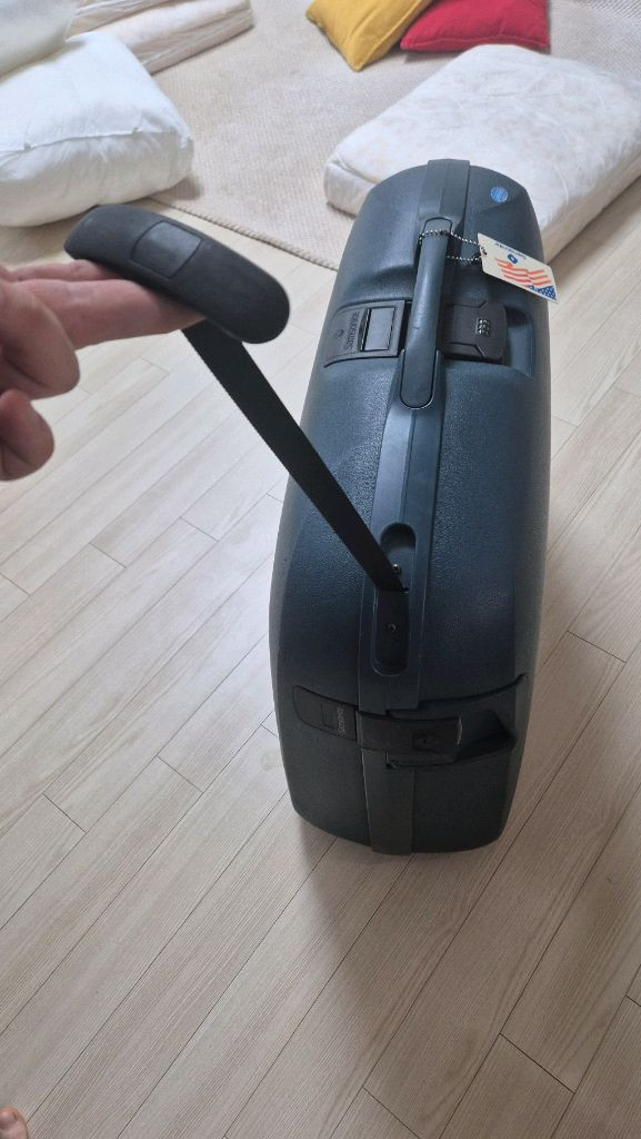 샘소나이트 하드쉘 캐리어 수트케이스 이미지