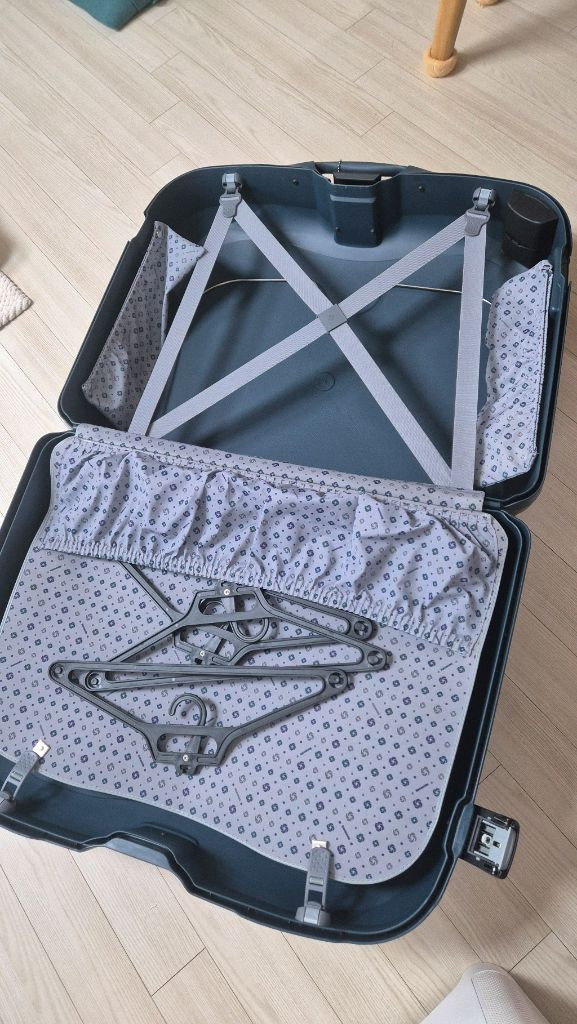 샘소나이트 하드쉘 캐리어 수트케이스 이미지