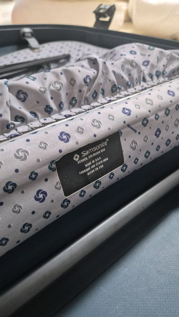 샘소나이트 하드쉘 캐리어 수트케이스 이미지