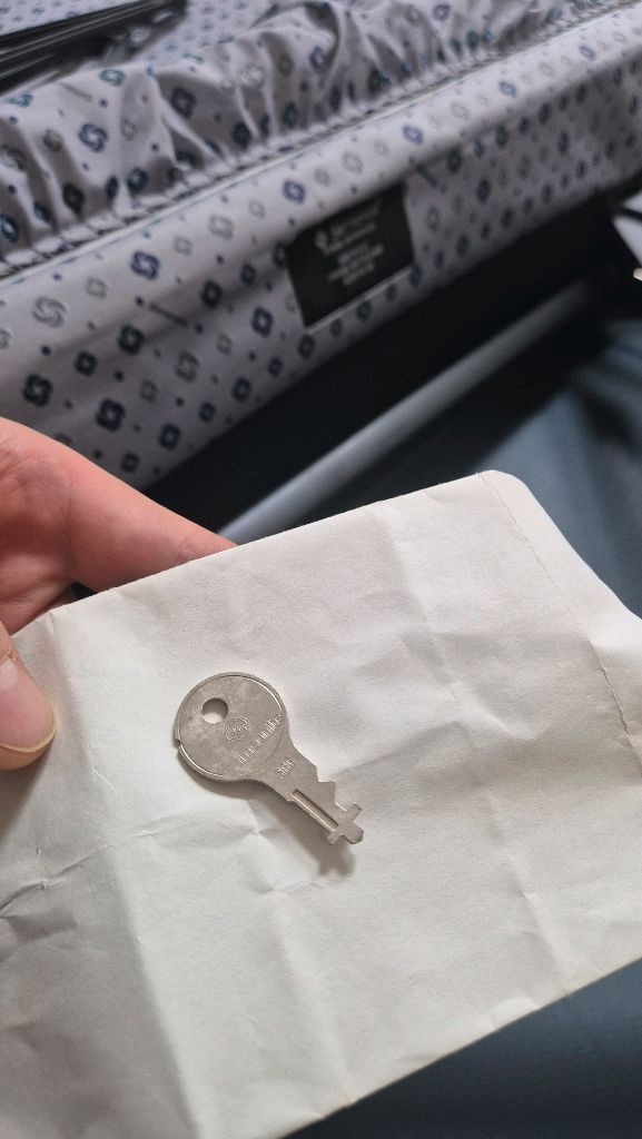 샘소나이트 하드쉘 캐리어 수트케이스 이미지