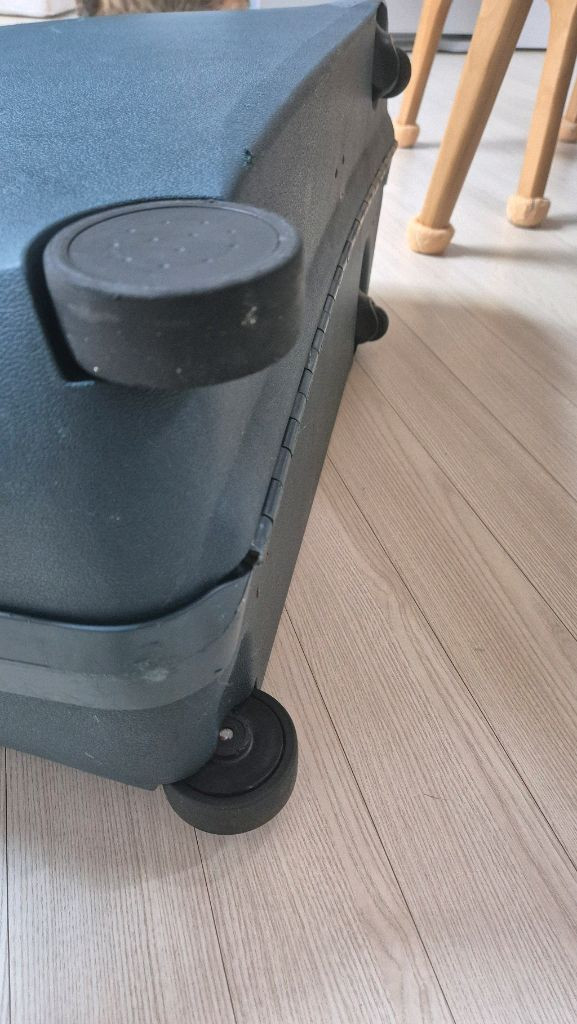 샘소나이트 하드쉘 캐리어 수트케이스 이미지