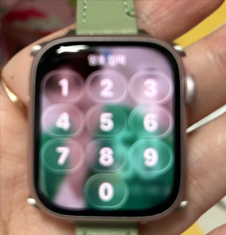 애플워치9 + 핑크샌드 스포츠 밴드 이미지