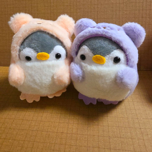 곰돌이 옷 입읏 코우펜짱 펭귄 인형 키링 새상품.살구, 연보라 1개씩 이미지