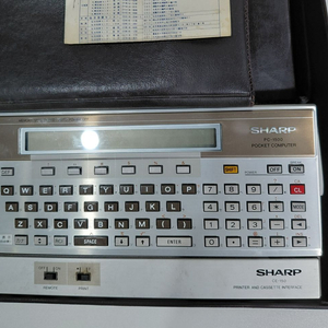 샤프 PC-1500 포켓 컴퓨터 + CE-150 프린터 세트 (메모리 모듈 포함) 이미지